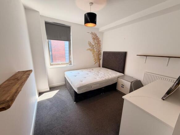 5 bed House to rent Image 3