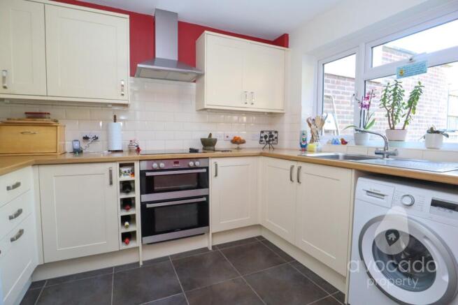 Latham Avenue, Frimley, Camberley, Surrey, GU16 8PW photo 4