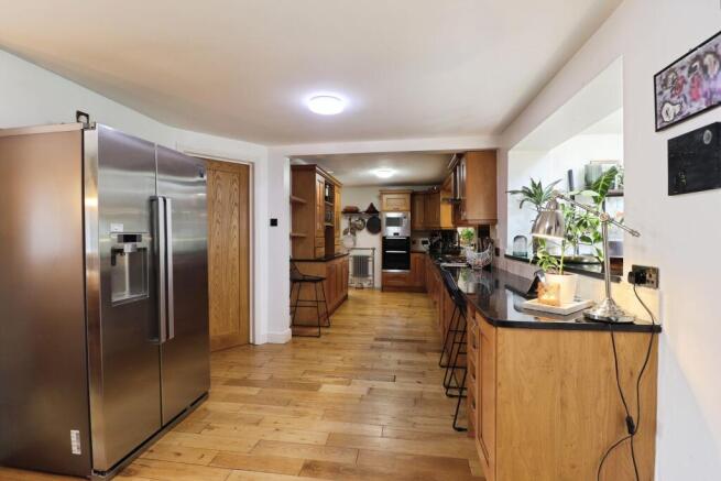 4 bed Detached for sale Image 5
