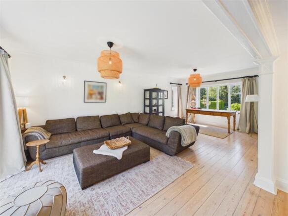 5 bed Detached for sale Image 8
