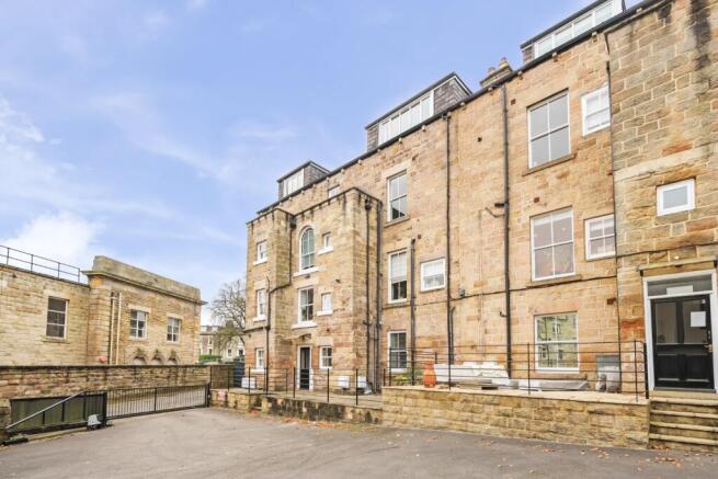 3 bed Flat for sale Image 9