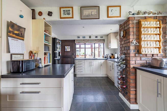 4 bed Detached for sale Image 7