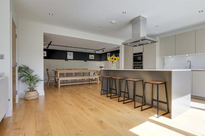 4 bed House for sale Image 6