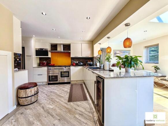 5 bed Detached for sale Image 5
