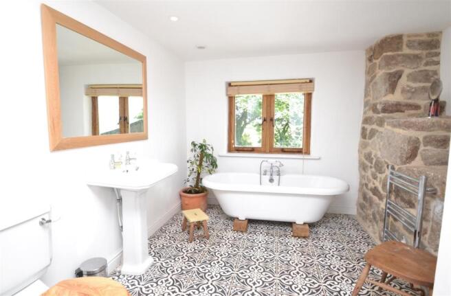 FAMILY BATHROOM/WC