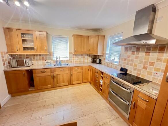 KITCHEN/DINING ROOM