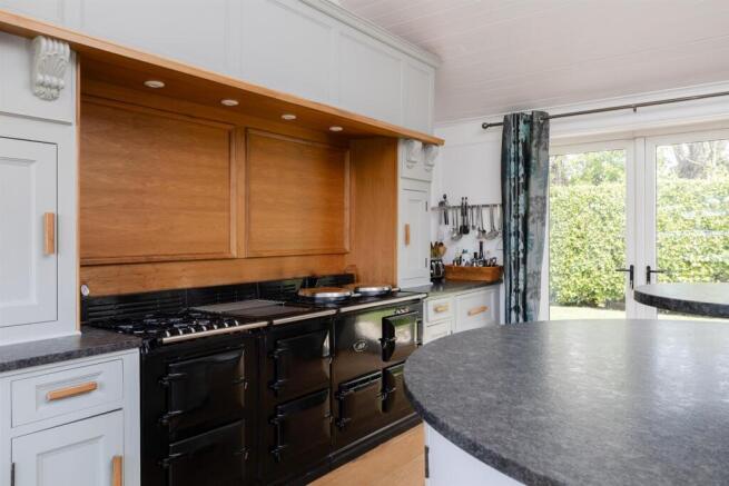 6 bed Detached for sale Image 5