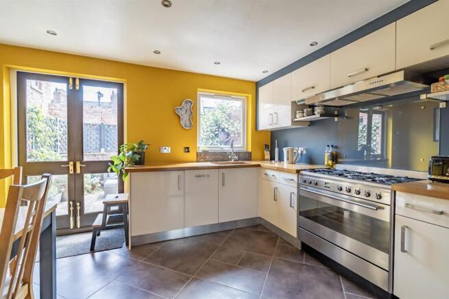 4 bed Town House for sale Image 7