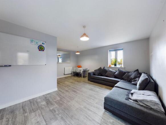 LOUNGE / DINING ROOM