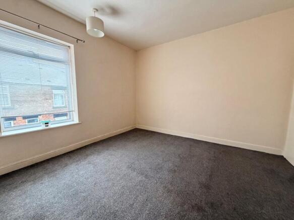 2 bed Terraced to rent Image 6