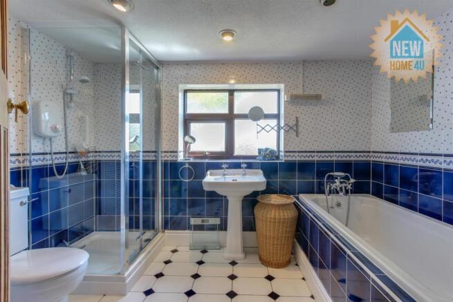 MAIN FAMILY BATHROOM: