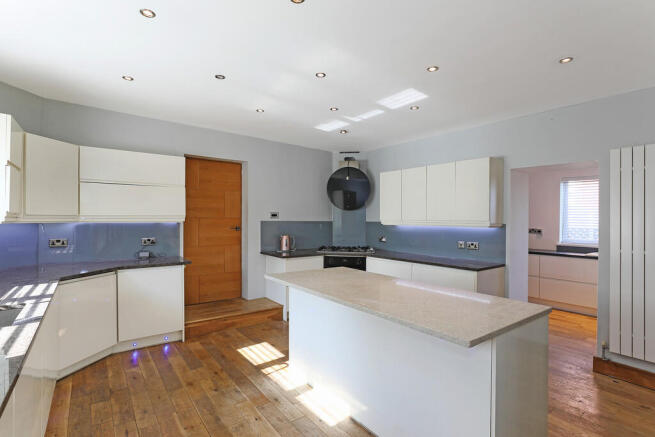 4 bed Semi-Detached for sale Image 9