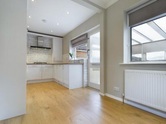 2 bed Semi-Detached to rent Image 5