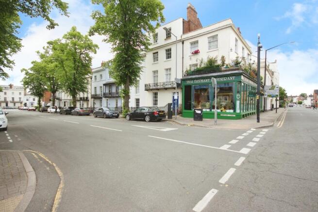 Studio flat on Portland Street, Leamington Spa, £140,000
