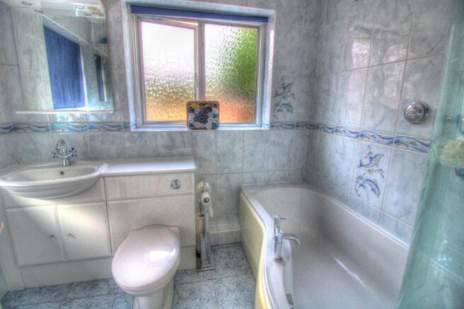 Bathroom (Rear)