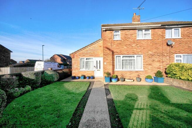 3-bed semi-detached on Lyneham Road, Luton, £365,000