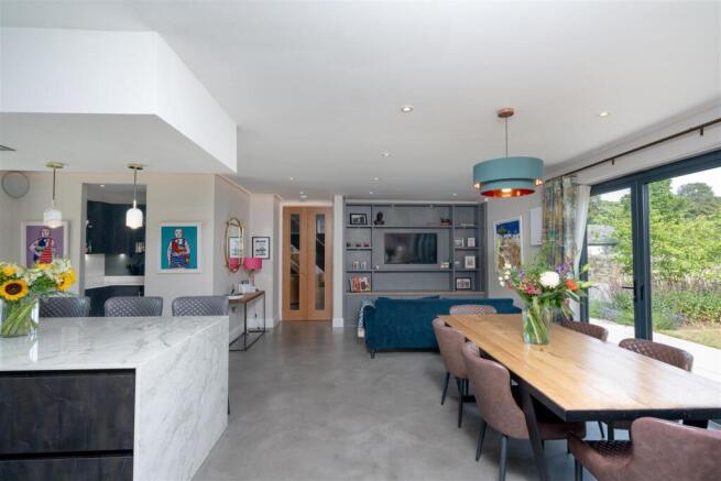 6 bed Detached for sale Image 4