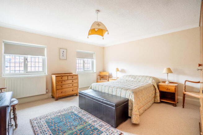 5 bed Detached for sale Image 7