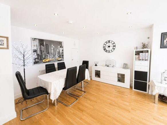 3 bed Apartment for sale Image 7