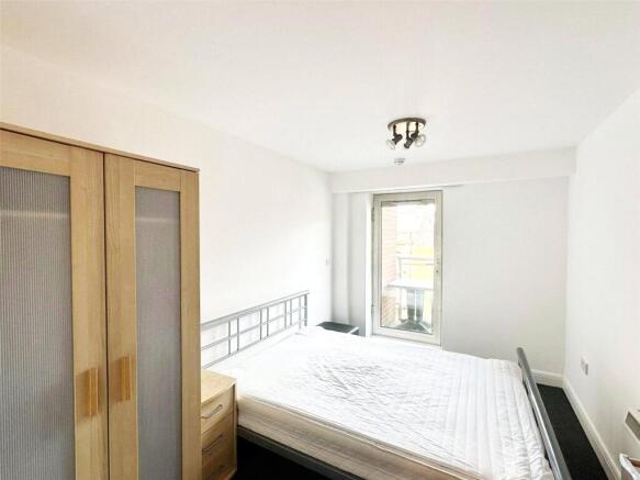 3 bed Flat to rent Image 6