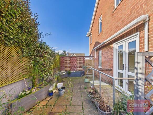 2 bed Ground Flat for sale Image 8