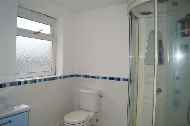 EN-SUITE (REAR BEDROOM)