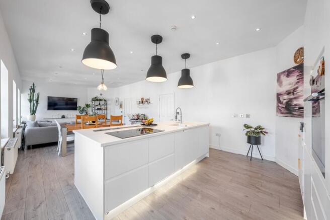 3 bed Flat for sale Image 4