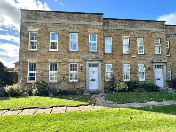 2-bed flat on De La Warr Road, Milford on Sea, Lymington, Hampshire, SO41, £265,000