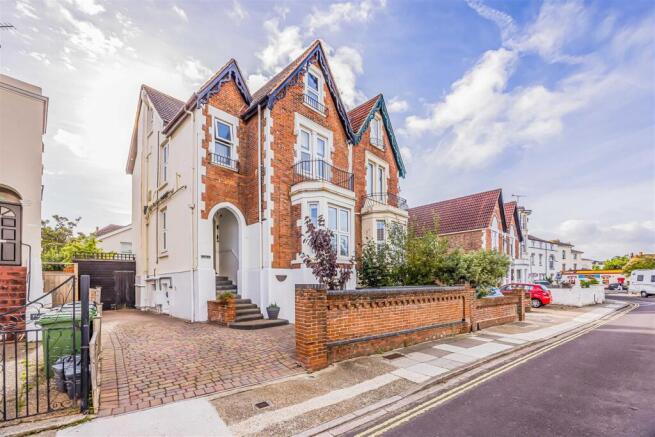 10 Kenilworth Road, Southsea-Smalll-PorticoMarketi