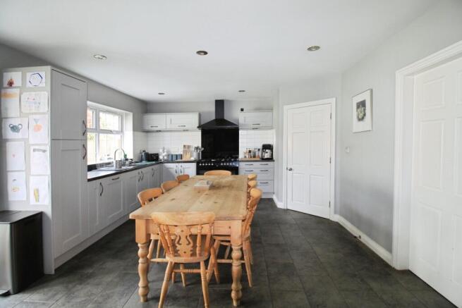 4 bed Detached for sale Image 7