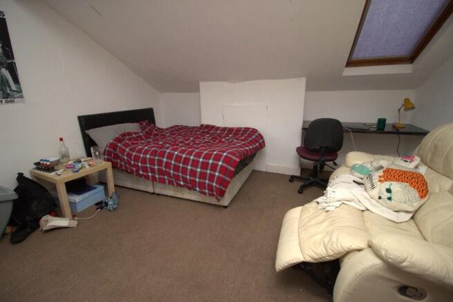 10 bed Detached to rent Image 9