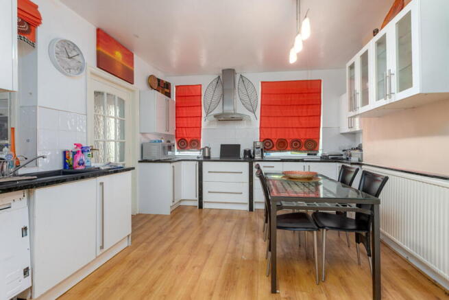 5 bed Detached for sale Image 10