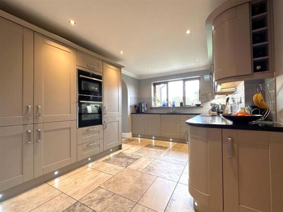 Stunning Modern Kitchen 556
