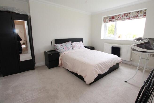 3 bed Semi-Detached Bungalow to rent Image 8