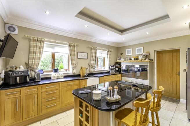 4 bed Detached for sale Image 5
