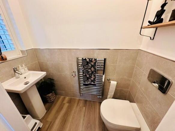 4 bed House to rent Image 9