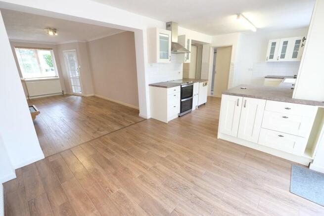 KITCHEN/DINING ROOM