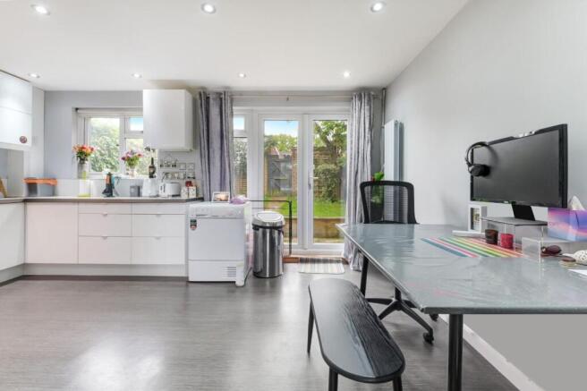 Headley Grove, Tadworth, KT20 photo 4