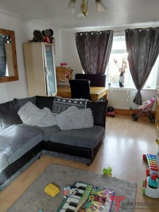 5 Catherine Close Bromsgrove _34LoungeOverviewPh