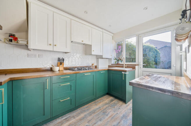 1370553-8-68f8b53...