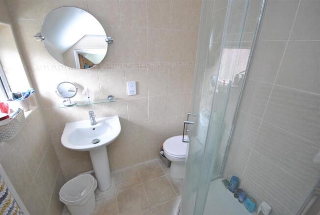 EN-SUITE SHOWER ROOM