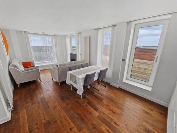 Kitchen / Lounge