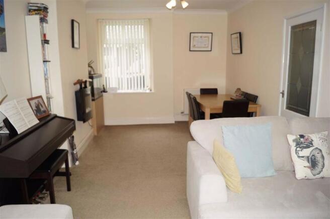 LOUNGE/DINING ROOM