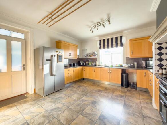 5 bed Detached for sale Image 6