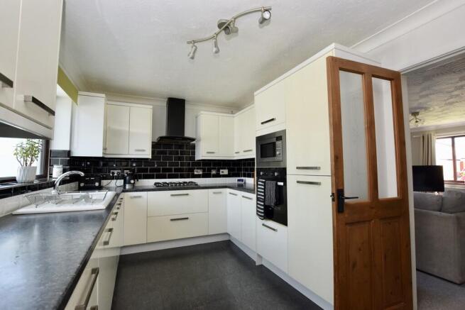 3 bed Semi-Detached for sale Image 6