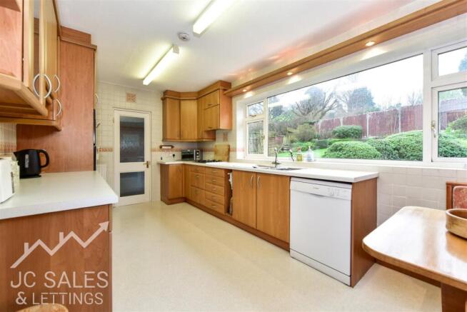 4 bed Detached for sale Image 8