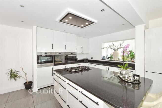 Kitchen/ Breakfast Area