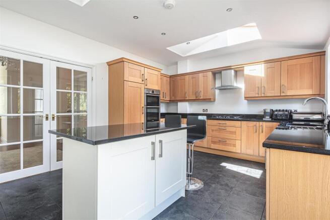 4 bed Detached for sale Image 11