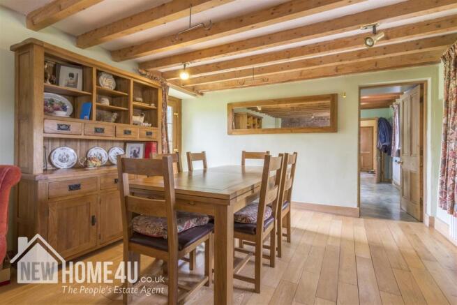 LOUNGE/DINING ROOM: