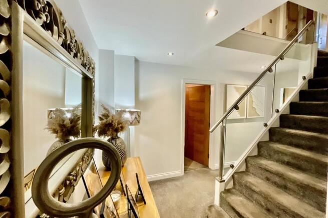 4 bed Detached for sale Image 8